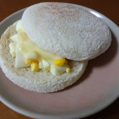 朝食に。
シンプルなたまごサラダに、とろけるチーズの相性がピッタリ！！
美味しくいただきました♪